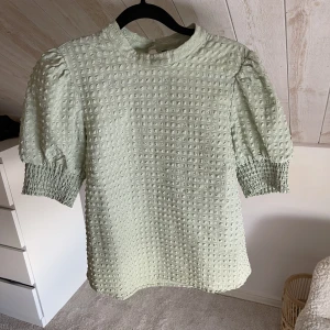 Ljus grön blus  - Säljer denna ljusgröna blus från Vero Moda, knappt använd och i nyskick!💗