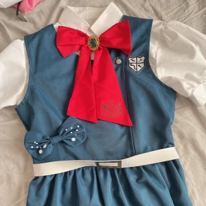 Sonia Nevermind cosplay + peruk - Säljer min Sonia Nevermind cosplay från Danganronpa. Har haft på mig 2 gånger hemma. Peruken medföljer. Endast Swish betalning och köparen står för frakten! Den är gott som ny, inga fläckar. Peruken klippt i luggen men inte tovig. Storlek XL.