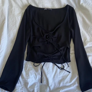 Långärmad tröja med öppen mage - Använd endast 1 gång, liten i storlek