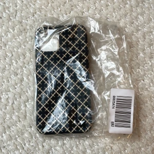 Marlene Birger skal för IPhone 12 - Marlene Birger mobil skal för IPhone 12. Så classy🥰 köparen står för frakt. KOLLA IN ALLT ANNAT JAG SÄLJER