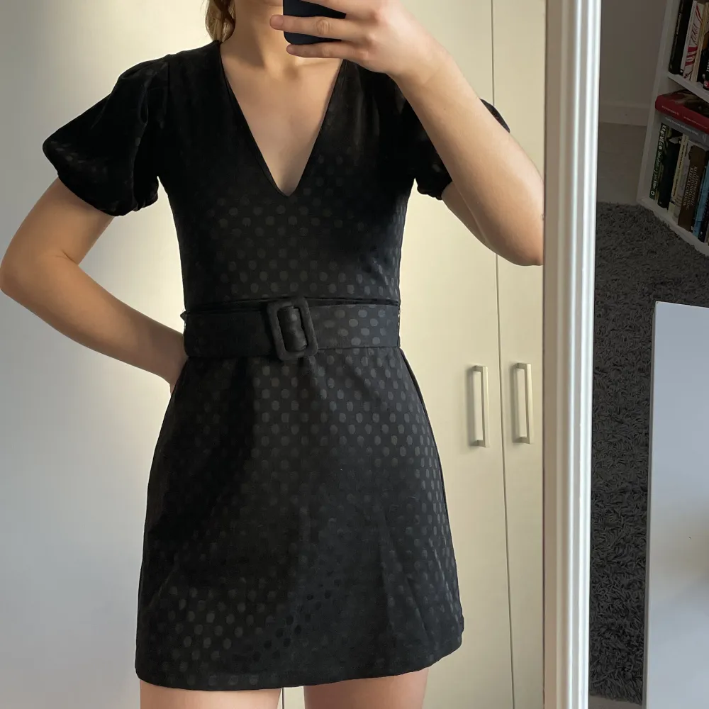 Söt svart klänning från zara. Aldrig använd då den är för kort för mig (är 180cm) men köpt i andra hand, dock ser och känns den helt oanvänd🌷. Klänningar.