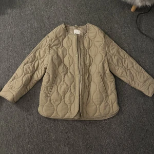 Grön jacka - Grön fin jacka me mönster från H&M oanvänd endast provad. Köpt för 499.