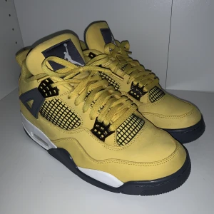 Jordan 4 Lightning - Säljer mina Jordan 4 Lightning i storlek 42.5, fint skick. Nypris 4000kr. Äkhetsbevis finns osv! 