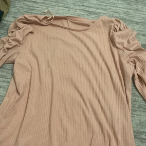 Rosa detaljerad tröja - Det är en fin ish babyrosa långärmad tröja med detaljerade armar