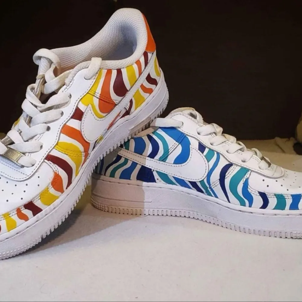 Custom Designs av Scottyscustoms  https://instagram.com/scottyscustoms  Märke: Nike Modell: Air Force One Storlek: 40 Kvalité: Fina! Använda ca en månad.  Kan skickas med frakt. Fraktkostnad tillkommer. Skor.