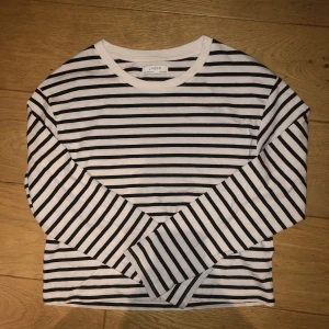 Randig långärmade tröja - Säljer denna superfina randiga långärmade tröjan!😻❤️Säljer då den tyvärr inte kommer till användning. Nypris: 249 kr (från lindex), säljer för: 60 kr❤️Kom privat för fler frågor eller bilder!❤️