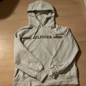 Tommy Hilfiger tröja - Denna tröjan andvänds inte längre hos oss. Den är väldigt varm och i stolen M.