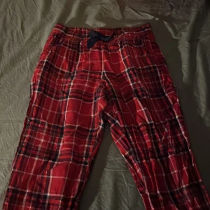 Röda pyjamas byxor - Hej dessa byxor har nu blivit för små så är ej till andvändning hör längre så säljs nu!