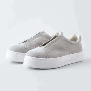 grå eytys - säljer ett par grå eytys💕lite fläckiga därav priset