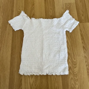 Vit topp  - Vit topp från Stradivarius i storlek XS, aldrig använd. 