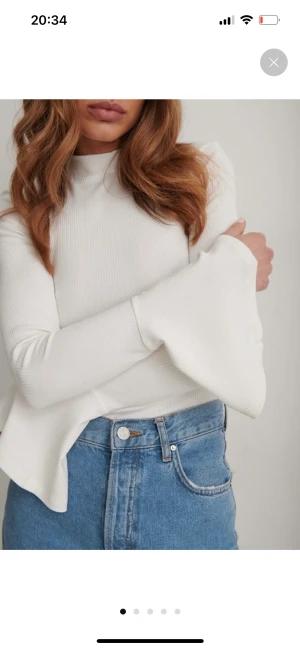 Ribbad topp - Vit ribbad topp från nakd. Storlek S, använd 2 gånger men kommer inte till användning.🤍