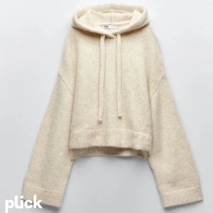 Zara stickad hoddie - Säljer denna stickade hoodie från zara. Den är i nyskick och endast använd 2 ggr. Den är storlek Xs-S men mer som en S. Nypris ca 300 kr💗 Säljer då jag inte använder den🫶💗Skriv för fler bilder.