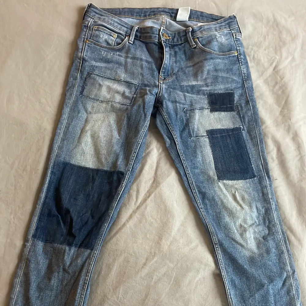 Lågmidjade patch jeans från H&M. Aldrig använda. Skriv för fler bilder och mått.😊. Jeans & Byxor.