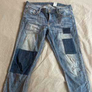 Lågmidjade patch jeans från H&M. Aldrig använda. Skriv för fler bilder och mått.😊