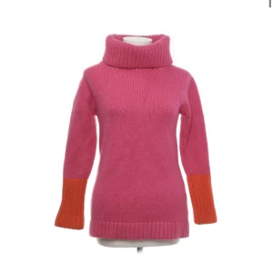 Filippa k - Superfin stickad tröja i ull från Filippa K. Köpt på sellpy men tyvärr för liten för mig. Den är i superbra skick 🌷 kan vara så att den krympt lite från föregående ägare men går att få till sin vanliga storlek genom att låta den ligga i balsam + vatten🧡