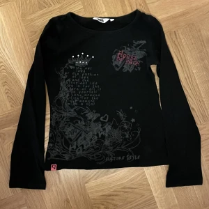 långärmad tröja - jättesnygg tröja som inte kommer till användning😣märket är house of rock, den är köpt second hand och har använt den typ två gånger (nyskick). priset inkluderar inte frakt, kan mötas upp👍tröjan är svart och man ser färgen bäst på första bilden