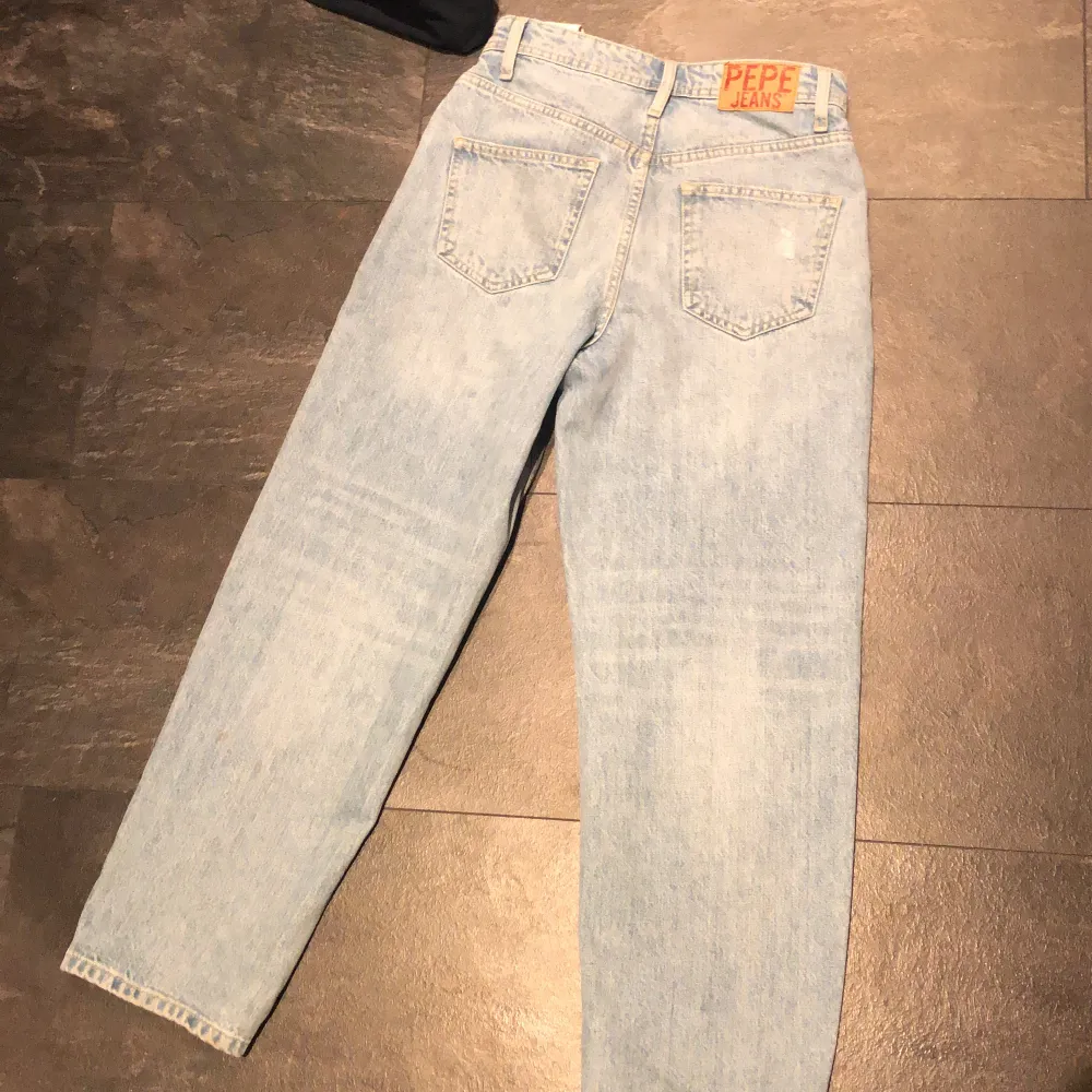Fina jeans använd 2-3 gånger, storlek 27/30. . Jeans & Byxor.