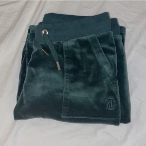 Juicy  - Säljer mina gröna juicy byxor då jag inte änväder dom, dom är i storlek 11-12 men är större i storleken. Köpte för 750kr💚Fint skick