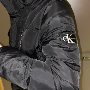 Calvin Klein jacka - Jackan är i bra skick och knappt använd, storlek 14 (S)⭐️
