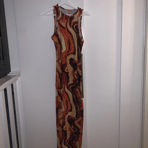 Lång tajt klänning med öppenrygg - Lång tajt klänning med stor öppning i ryggen. Väldigt fin, skön och sexig 