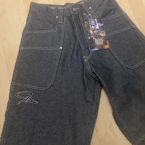 Strl 29 - Helt nya, oanvända Sir Benni Miles jeans. Tyvärr förlåt storlek för mig. Ex porto