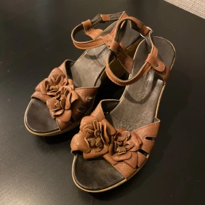 Läder pumps strl. 38 - Sparsamt använda. Jättesköna att använda och lätta att gå i.