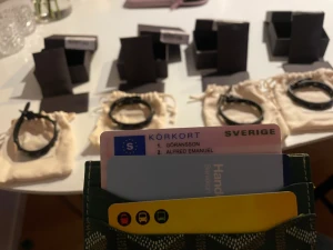 valentino armband - säljer valentino armband 2stycken kvar helt nya med alla tillbehör pris 1300:-st