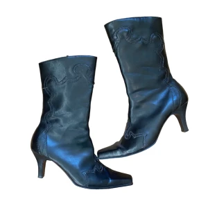 vintage cowboy inspo heels - snygga stövlar med cowboy boots stil från gyllene grip. 😍 Nypris ca 1000 kr. Strl 37 & 1/4, men passar mig som har 38. Köparen står för frakt. ❤️