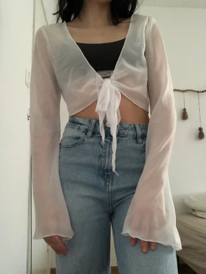 Vit blus - Vit liten blus du kan knyta över din bikini tex, super fin