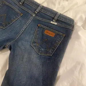superfina lågmidjade jeans från wrangler.  modellen lia. storlek W31 L34