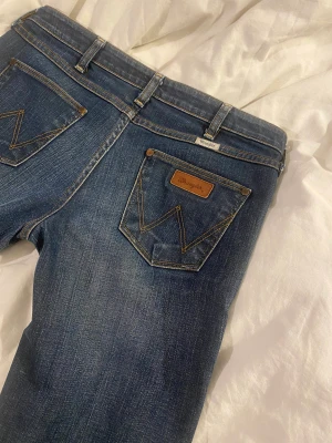 WRANGLER JEANS - superfina lågmidjade jeans från wrangler.  modellen lia. storlek W31 L34