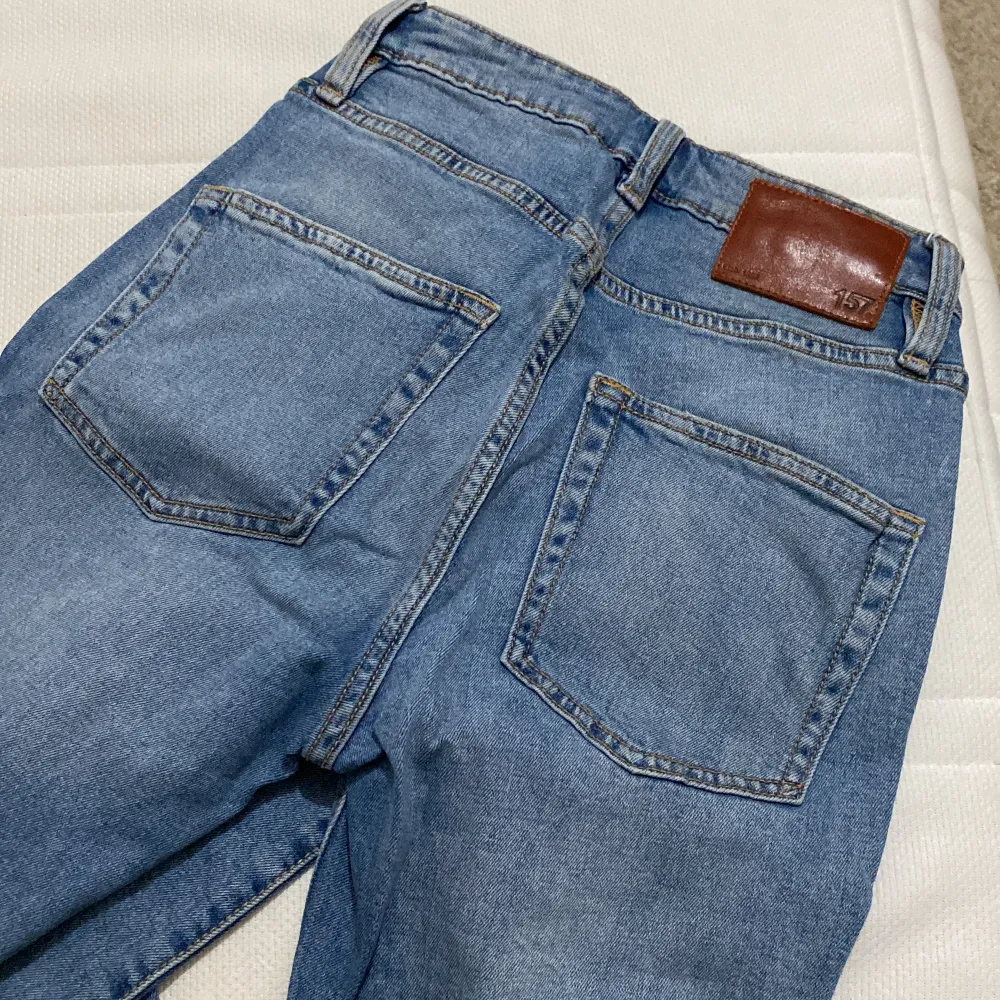högmidjade jeans som är för små för mig. Använda 3-4 gånger. Passar i längden på mig som är 160 cm.. Jeans & Byxor.
