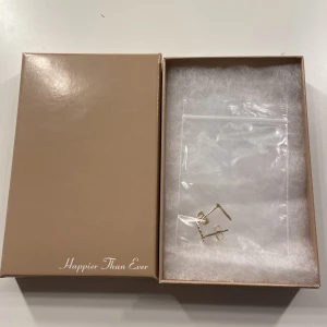 Goldwing örhängen  - Säljer dessa billie eilish örhängen i äkta guld  från hennes officiella shop och dem är aldrig använda. Inköpta för 400kr säljer för 500 men det blir billigare för att då slipper du betala tull och moms avgifter för att få in det i Sverige 