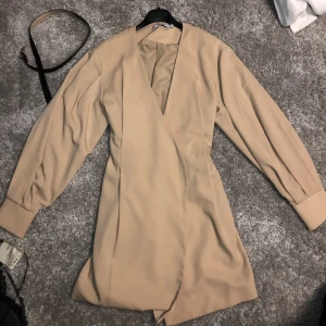 Kappa - Tunn beige kappa från NA-KD i st 36