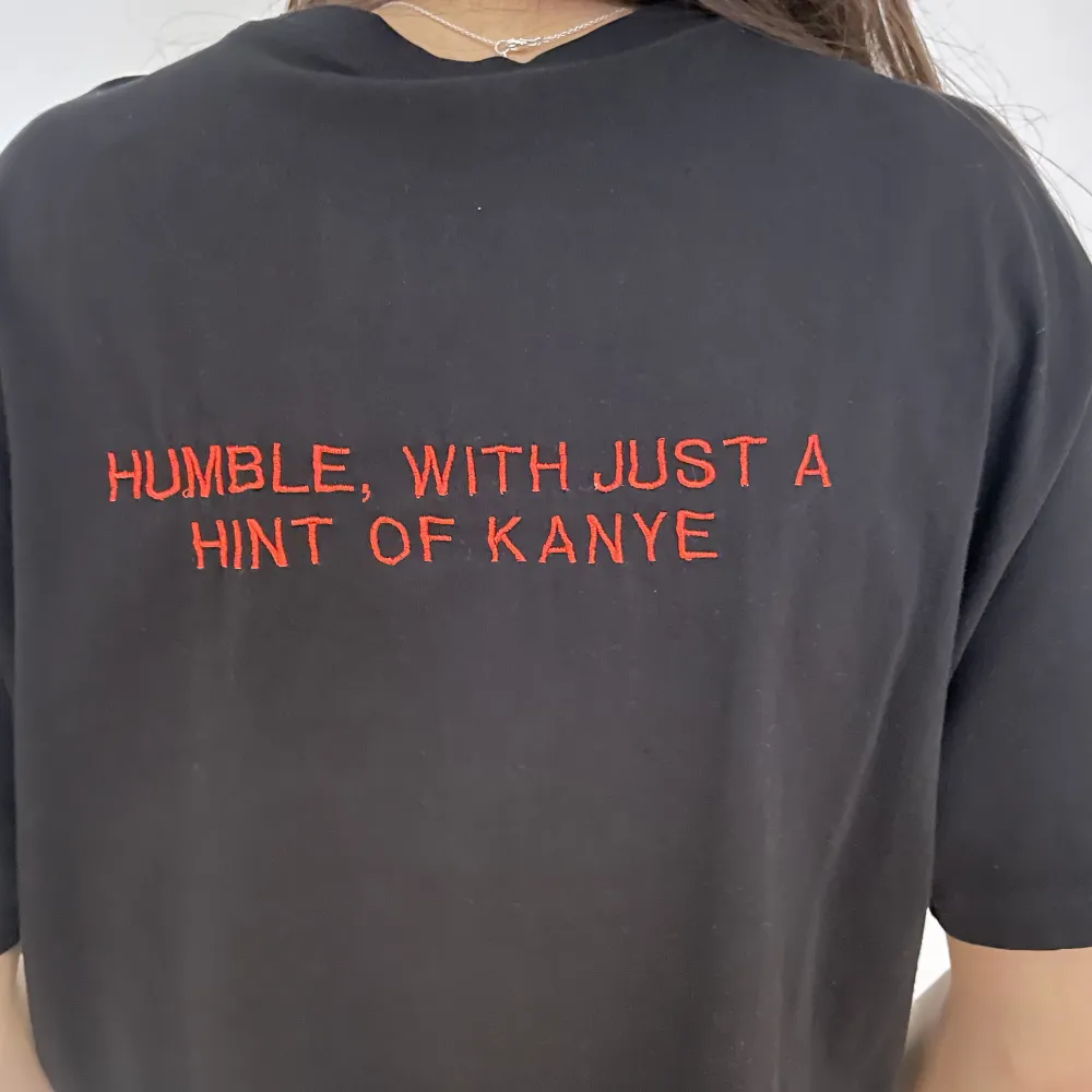 Kanye merch t-shirt specialgjord med broderimaskin i en h&m butik.. T-shirts.