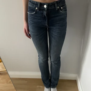 Zara jeans  - Säljer mina midrise jeans från zara i storlek 32 med en mörk blå färg💙
