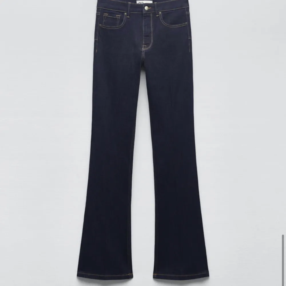 säljer dessa jättefina jens från zara i storlek 36 med prislapp kvar. . Jeans & Byxor.