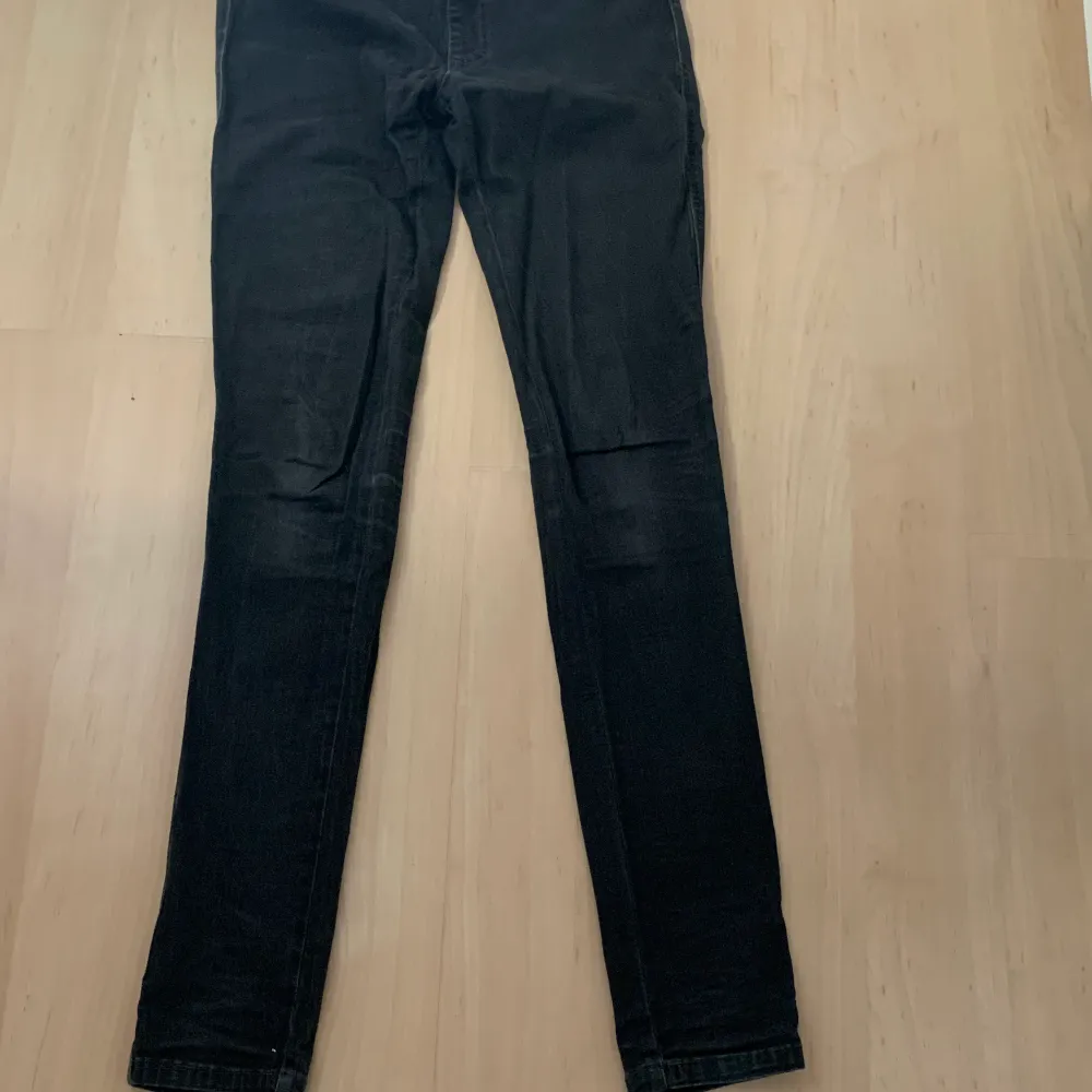 Grå/svarta jeggings i storlek 170. Spår av användning, tvättpåverkan finns. Något blekare jämfört mot nya. . Jeans & Byxor.