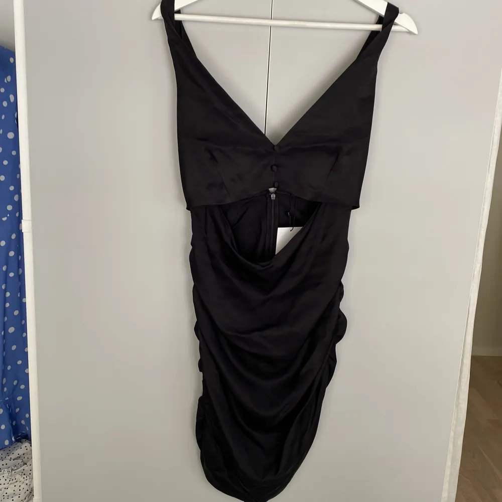 Fin svart klänning. Aldrig använd, lappen sitter kvar. Storlek S. Nypris 399 är från Zara.. Klänningar.