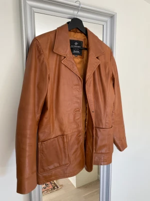 Skinnjacka - Så snygg brun skinnjacka, har inga knappar men annars i perfekt skick