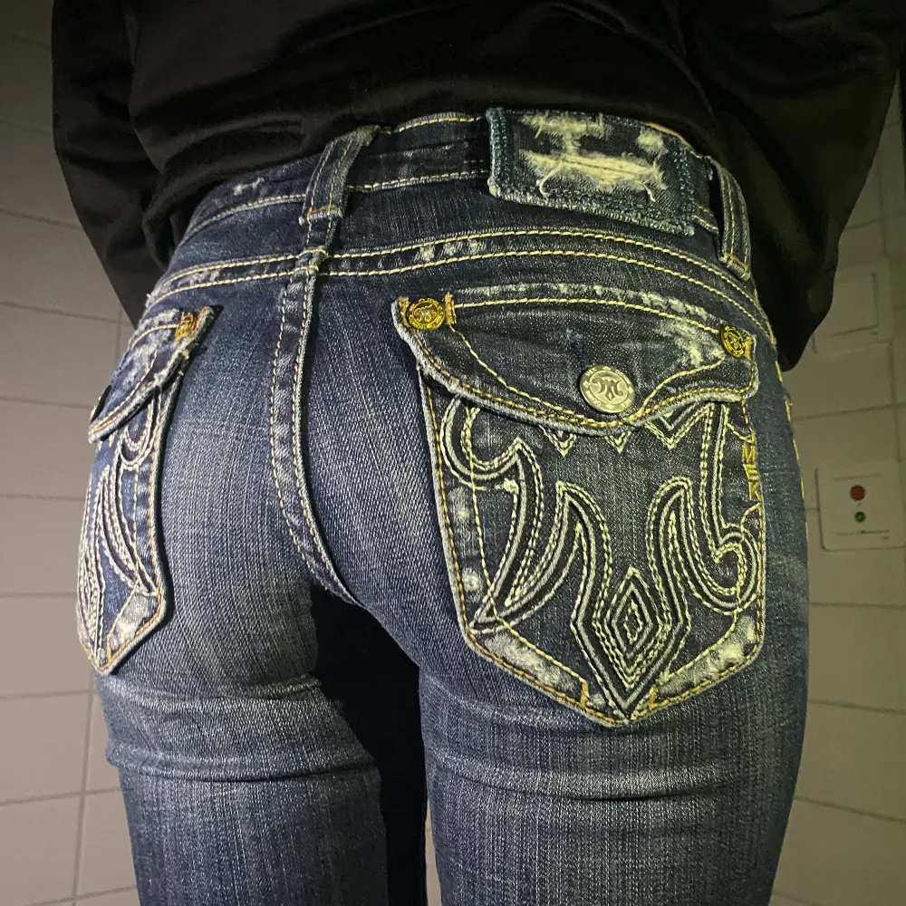 Säljer dessa skitsnygga lågmidjade bootcut jeans från mek denim! De har jättesnygga bakfickor med coola detaljer. Innerbenslängd: 75cm midjemått: 80cm. Skriv vid frågor eller om du vill ha fler bilder💗pris kan diskuteras🫶. Jeans & Byxor.