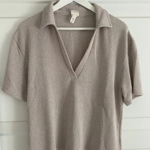 Tröja - Fin beige topp från hm. Lite oversized och grovstickad i materialet. Knappt använd. 