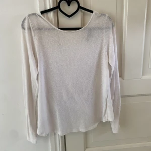 Tröja från Bikbok - En vit tröja från Bikbok med fin öppen rygg modell. Storlek S. 