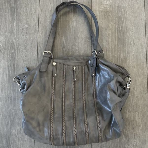 Grå/grön väska - Supersnygg vintage grå/grön väska i fint skick! Stor och rymlig💓