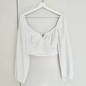 Nelly Cropped Top strl M - Nelly Tie Cropped LS Top i strl M Nyskick!