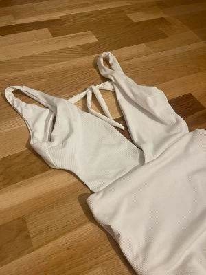 Sexig baddräkt  - Vit snygg baddräkt med öppen rygg (rosett) 🤍 knappt använd 