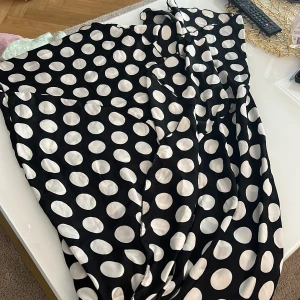 Kjol  - Fin prickig kjol med knytning vid sidan strl S