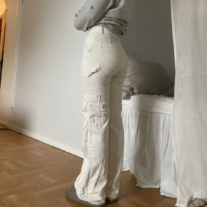 Vita cargo jeans  - Säljer mina coola cargo jeans från hm!! Köpte de i Prag förra våren men har använts vid endast få tillfällen. Storlek 36. Jag är en storlek 38 vilket gör att de sitter liten tightare vid rumpa och lår. 