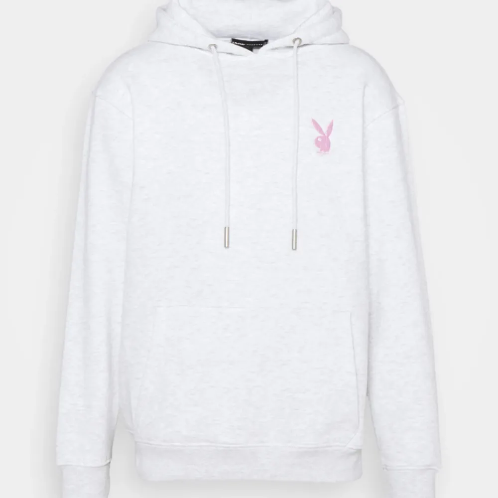 Grå och ljusrosa Playboy hoodie med tryck på ryggen. Slutsåld. Använd fåtal gånger ( skriv för bättre bilder ) pris går att diskutera . Hoodies.