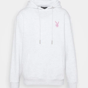 Playboy hoodie rosa/grå - Grå och ljusrosa Playboy hoodie med tryck på ryggen. Slutsåld. Använd fåtal gånger ( skriv för bättre bilder ) pris går att diskutera 